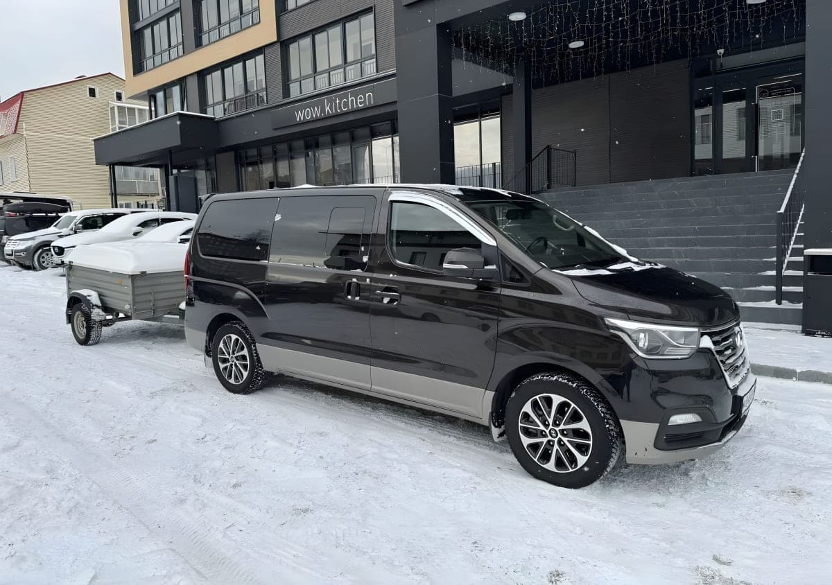 Микроавтобус Hyundai Grand Starex с прицепом