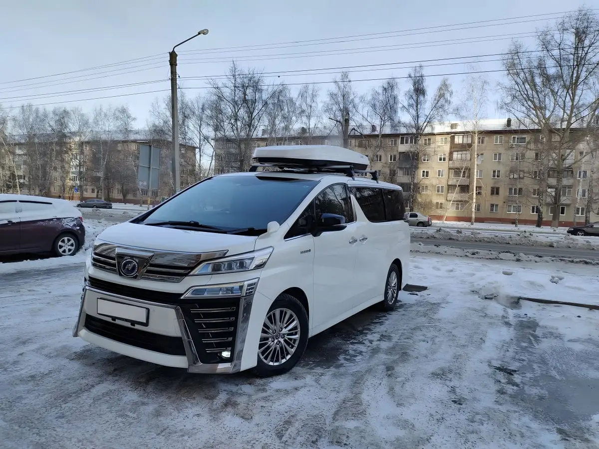 Минивэн Toyota Vellfire с боксом на крыше