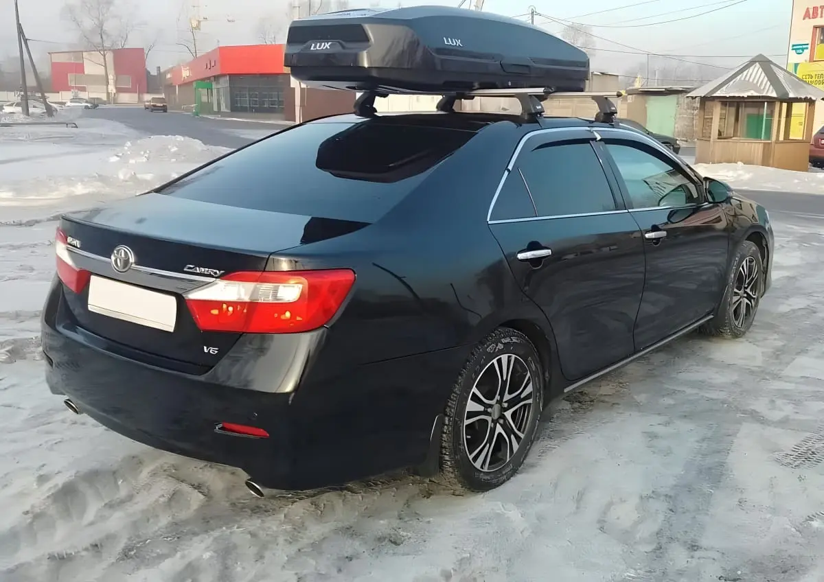 Автомобиль такси Toyota Camry с боксом на крыше