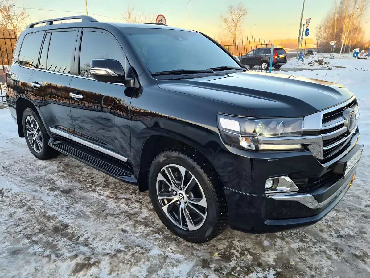 Джип для путешествий Toyota Land Cruiser 200