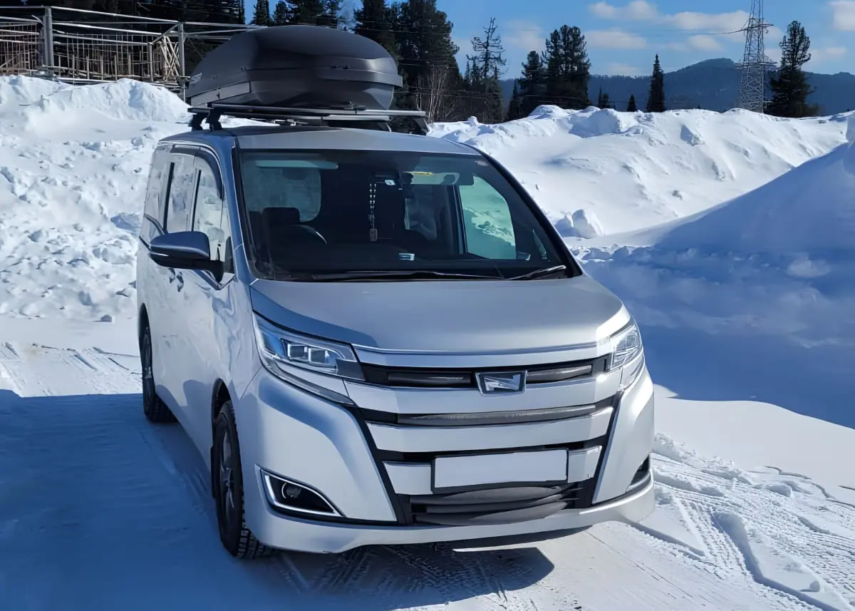 Минивэн Toyota Noah с автобоксом боксом на крыше