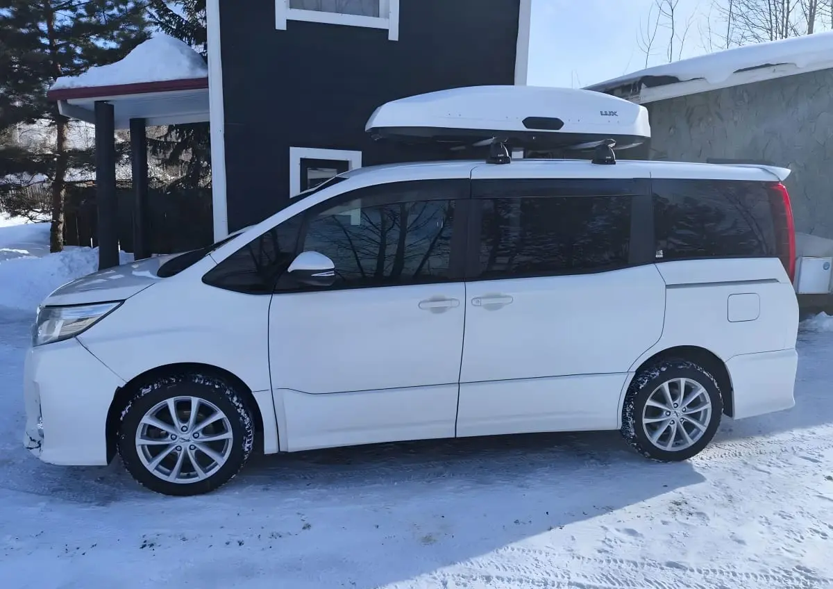 Минивэн Toyota Noah с боксом на крыше