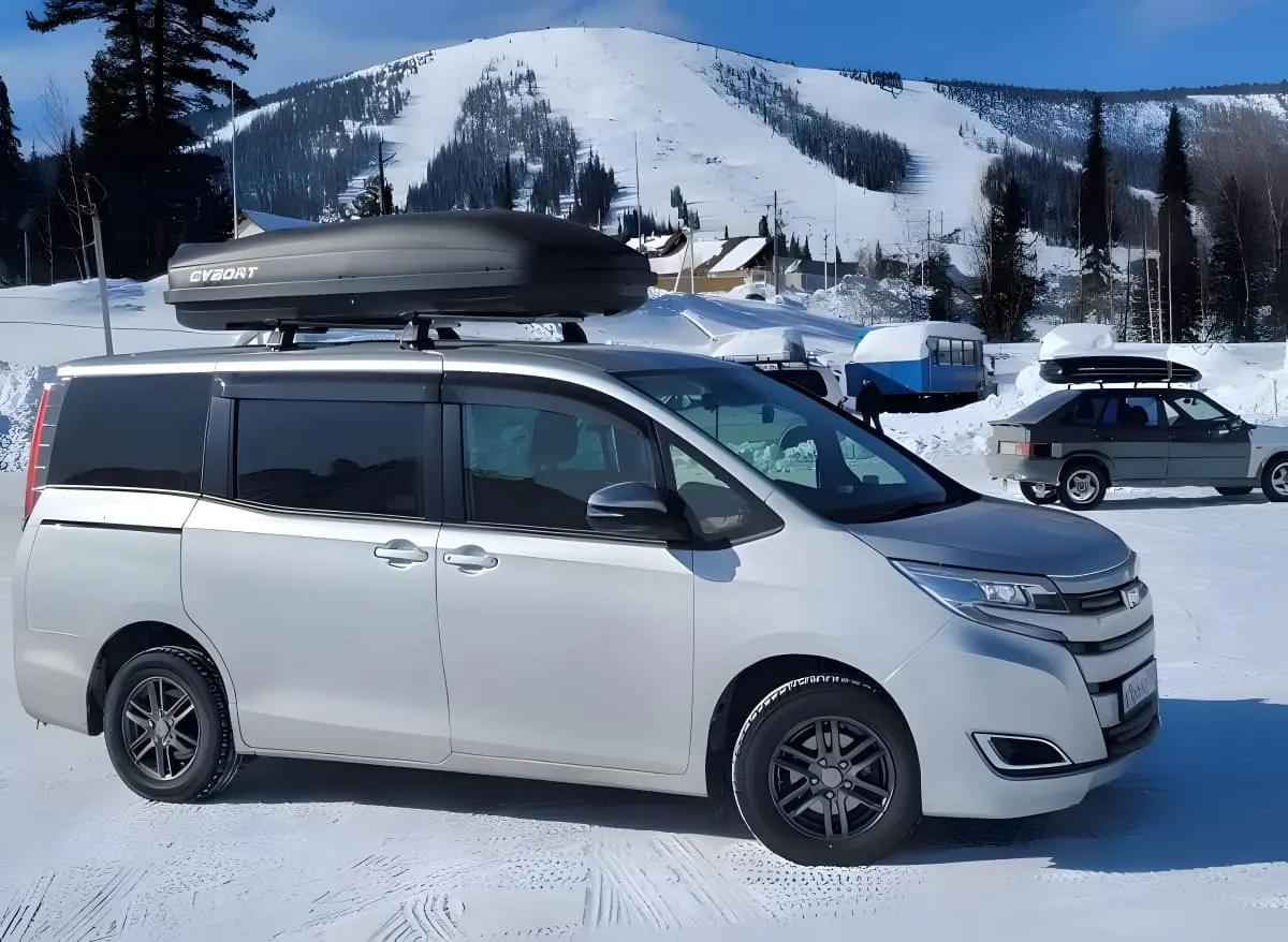 Минивэн Toyota Noah
