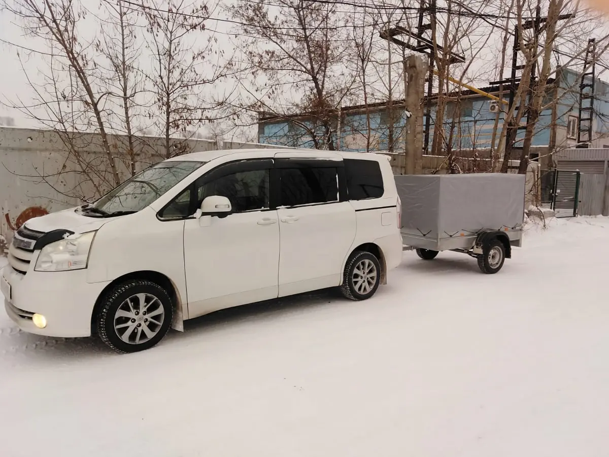 Микроавтобус Toyota Voxy на 6 пассажирских мест